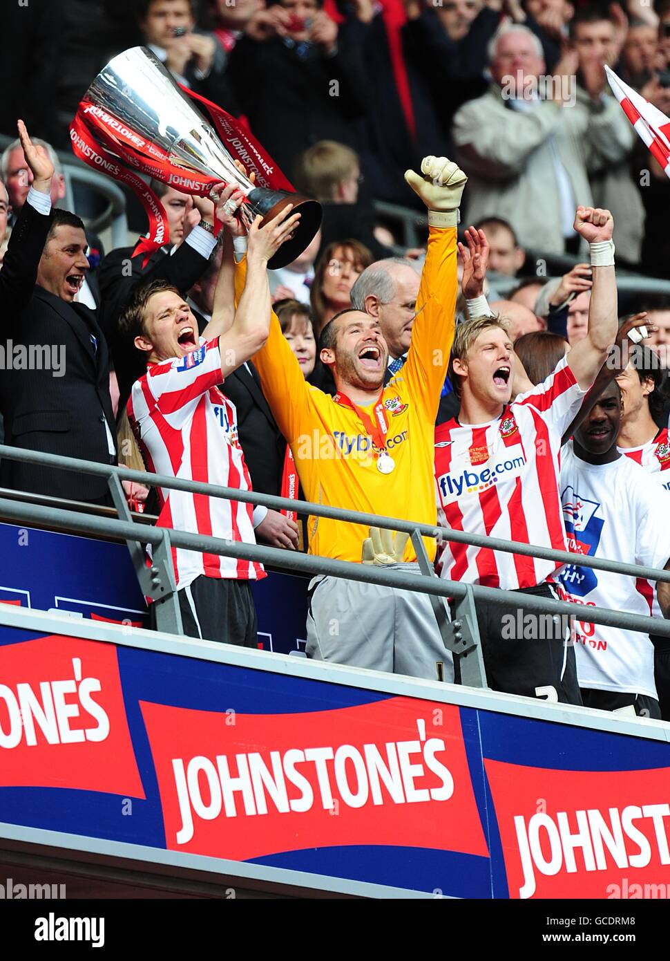 Dean Hammond von Southampton (links) hebt die Johnstone's Paint Trophy mit an Die Teamkollegen Kelvin Davis (Mitte) und Dan Harding Stockfoto