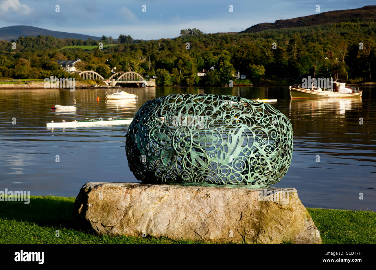 Dekorative Skulptur auf einem Felsen am Ufer des Flusses; Kenmare, County Kerry, Irland Stockfoto