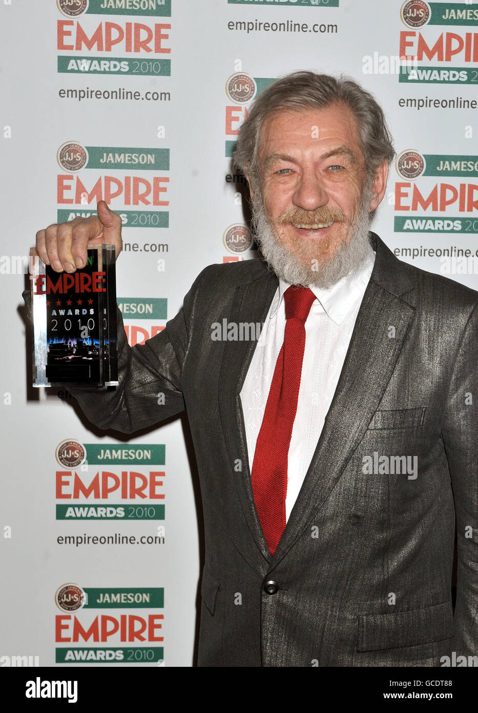 Sir Ian McKellan mit dem Icon Award bei den Jameson Empire Awards 2010 im Grosvenor House Hotel im Zentrum von London. Stockfoto