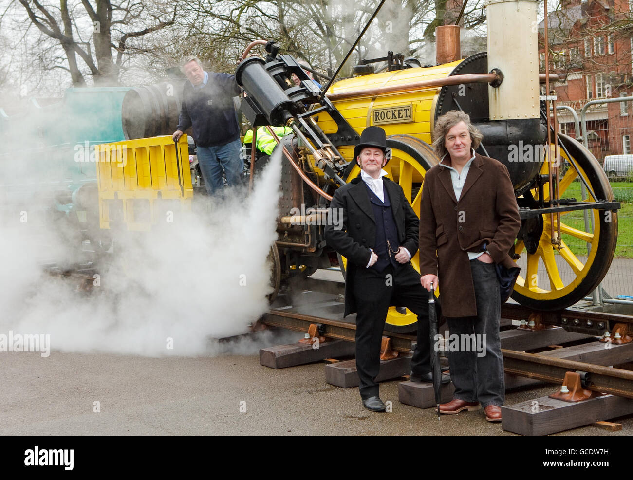 Fernsehmoderator James May, rechts, mit Schauspieler Clive Greenwod als Eisenbahningenieur George Stephenson, bei der Vorstellung der Nachbildung des Stephenson's Rocket Lokomotive Dampfzugs im Science Museum in Kensington Gardens, London. Stockfoto