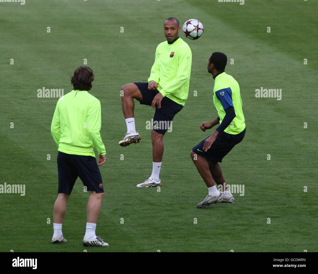 Fußball - UEFA Champions League - Viertelfinale - zweite Etappe - Barcelona gegen Arsenal - Training in Barcelona - Nou Camp. Thierry Henry aus Barcelona kontrolliert den Ball während des Trainings mit Teamkollegen während einer Trainingseinheit im Nou Camp, Barcelona. Stockfoto