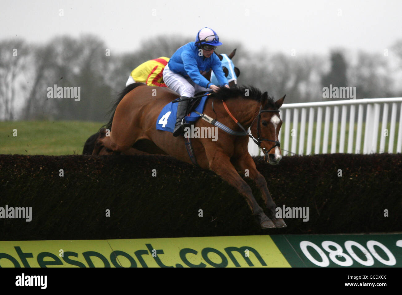 Pferderennen - Chepstow Racecourse. Alle Sonsilver von Jamie Moore geritten springt den Zaun während der PP Business Improvement unterstützt Paul's Place Handicap Chase Stockfoto