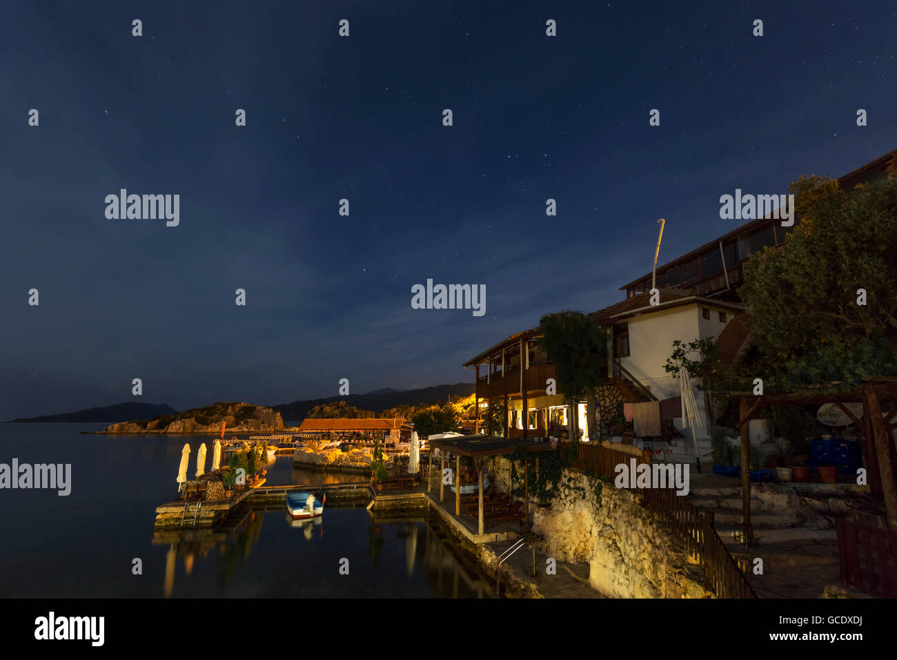 Fischerdorf an der Mittelmeerküste in der Nacht. Stockfoto