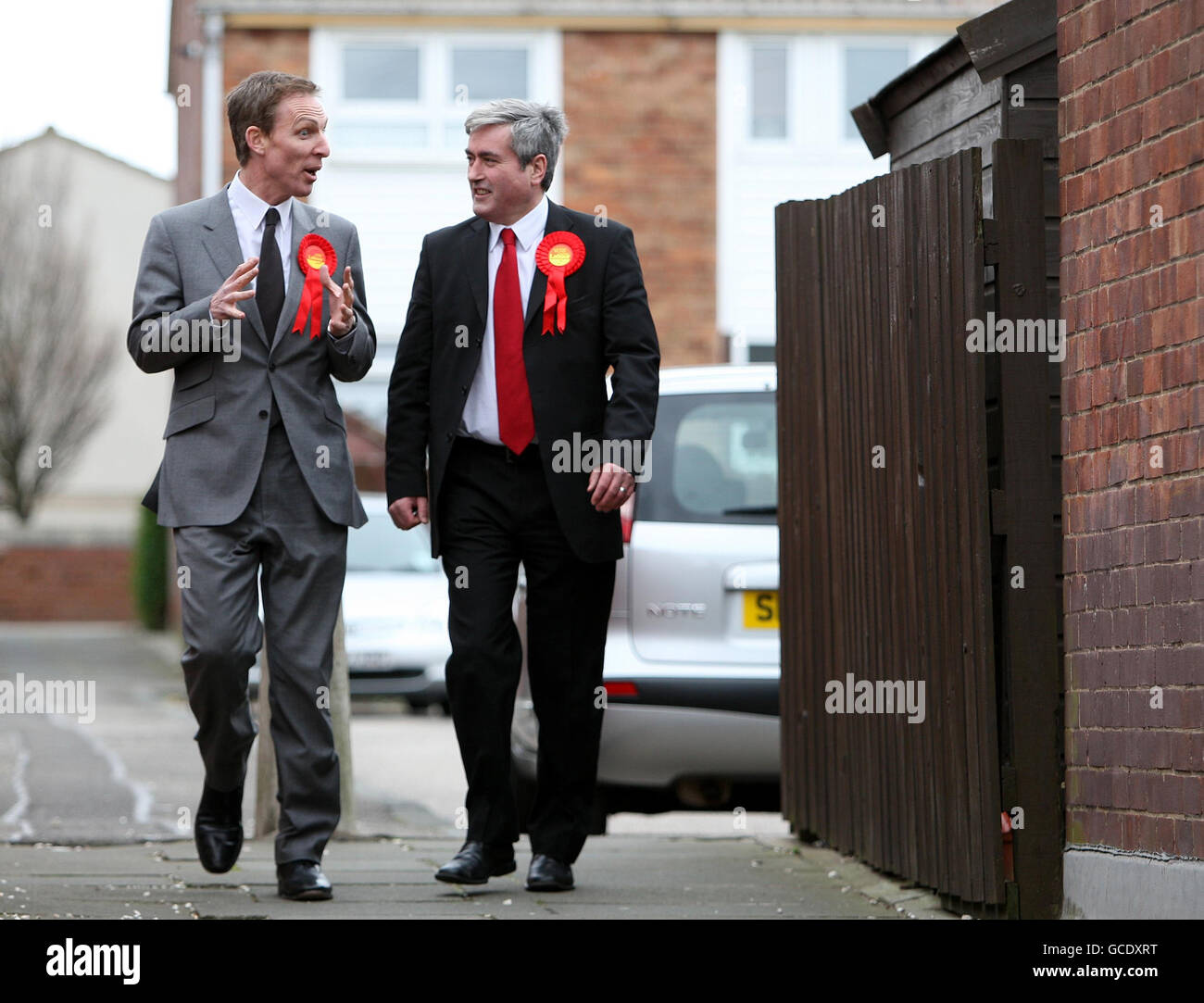 Der Labour-Abgeordnete Jim Murphy (links) mit dem schottischen Labour-Führer Iain Gray während des Wahlkampfs in Edinburgh. Stockfoto