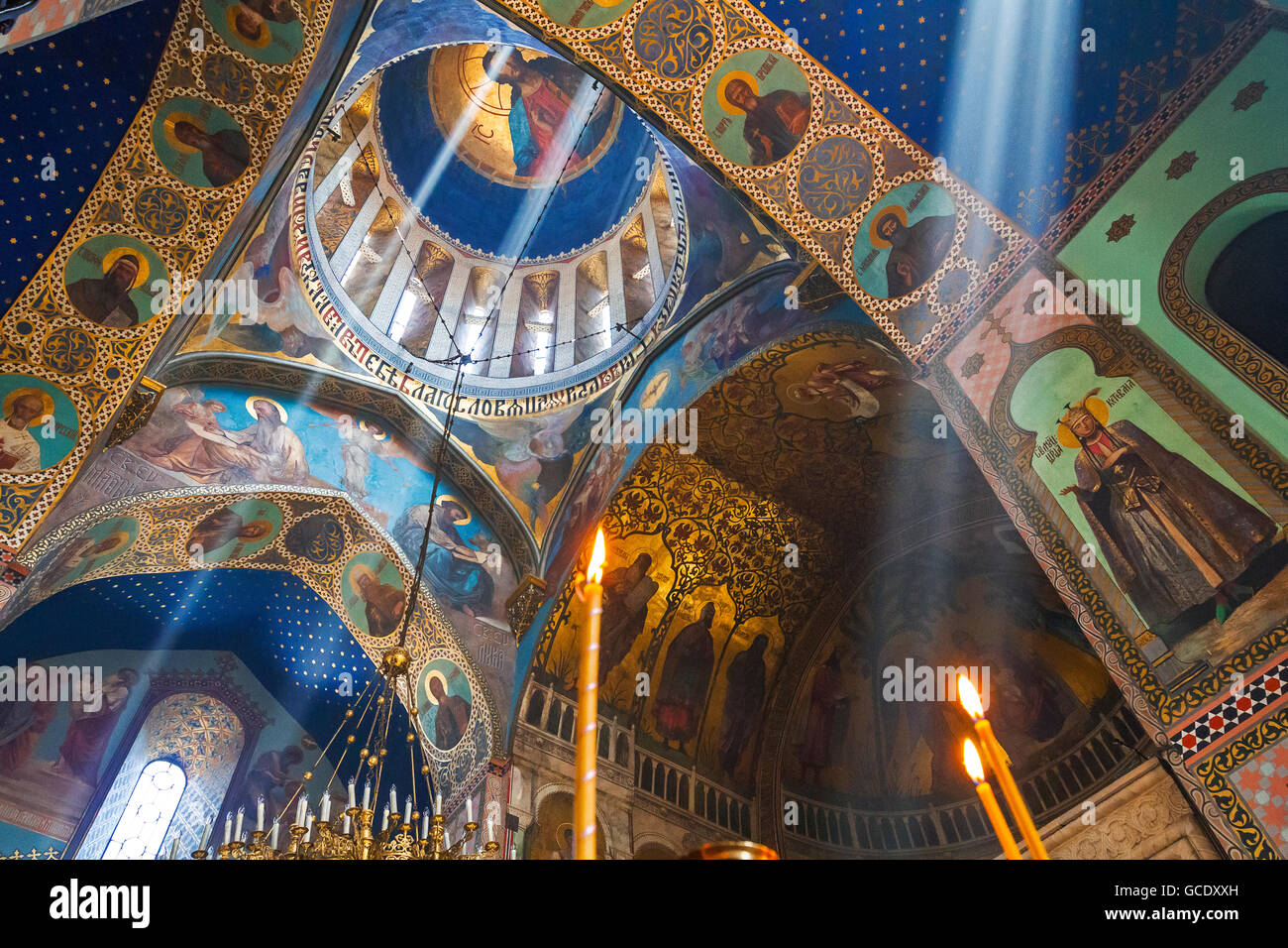 Lichtstrahlen in der Sioni-Kirche in Tiflis, Georgien Stockfoto