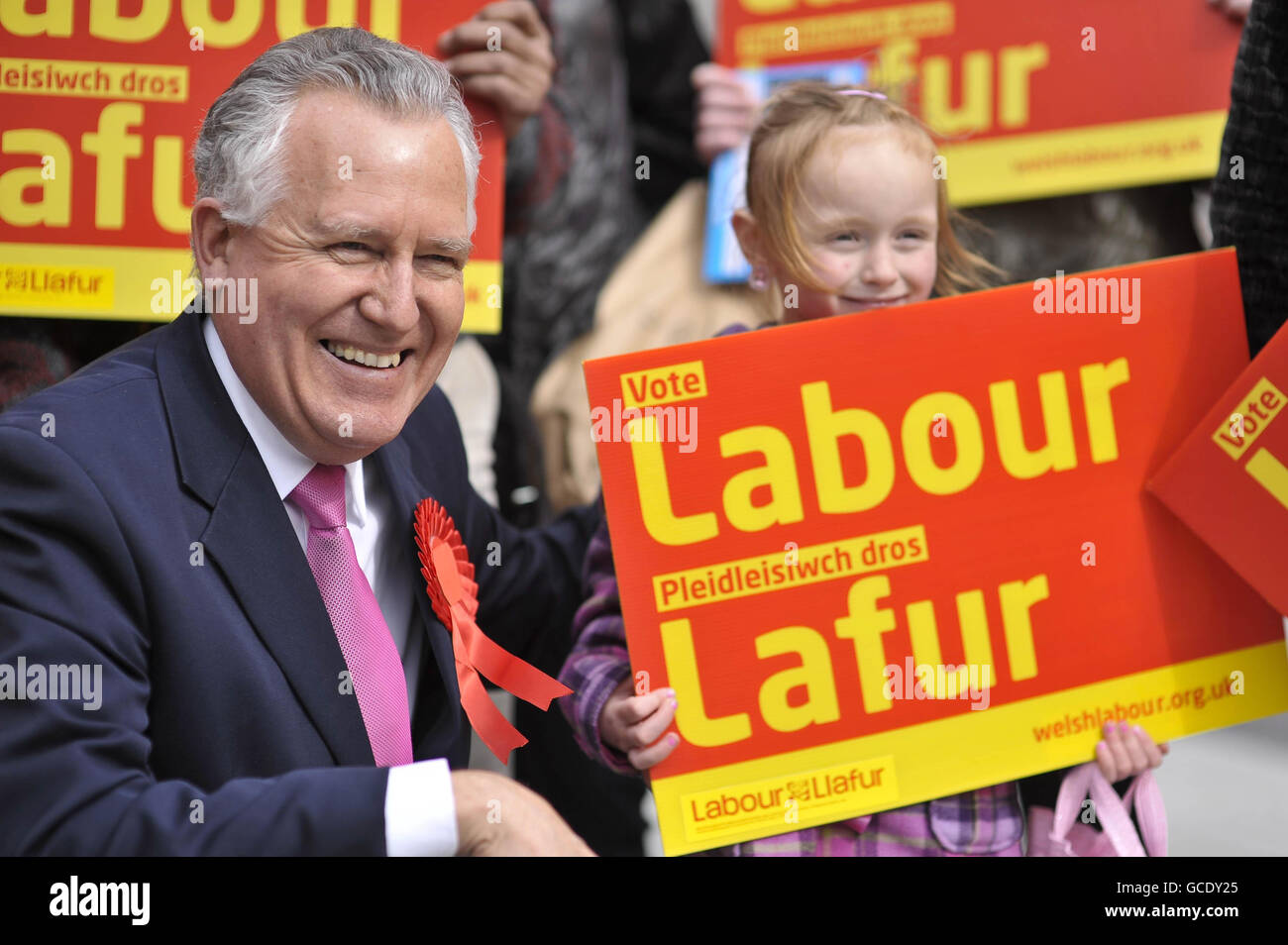 Labour-Abgeordneter für Neath Peter Hain mit dem vierjährigen Arbeiterunterstützer Maci Davies auf den Straßen von Cardiff in Wales, wo er den walisischen Parlamentswahlkampf der Labour-Partei startete. Stockfoto