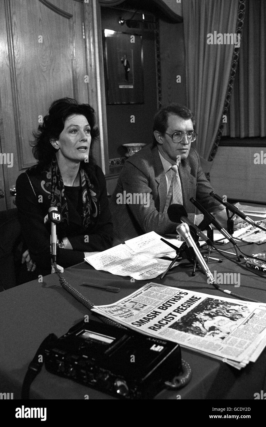 Die Schauspielerin Vanessa Redgrave und ihr Schauspieler-Bruder Corin Redgrave halten eine Pressekonferenz in einem Londoner Hotel ab, während die Kontroverse, die die Workers Revolutionary Party gespalten hat, andauert. Stockfoto