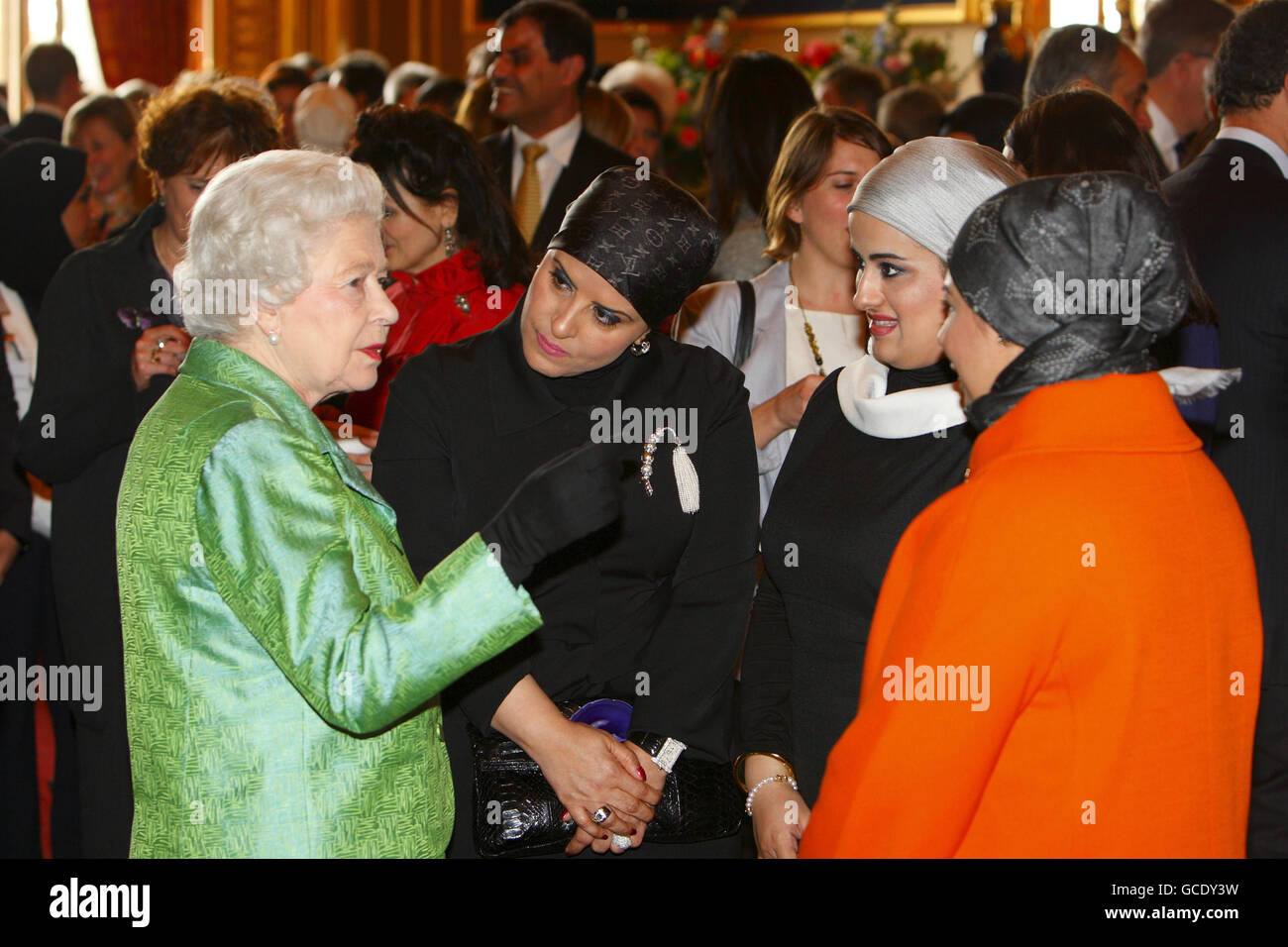 Königin Elizabeth II. Bei einem Empfang im Schloss Windsor für das Bloomsbury Qatar Foundation Publishing Project. Stockfoto