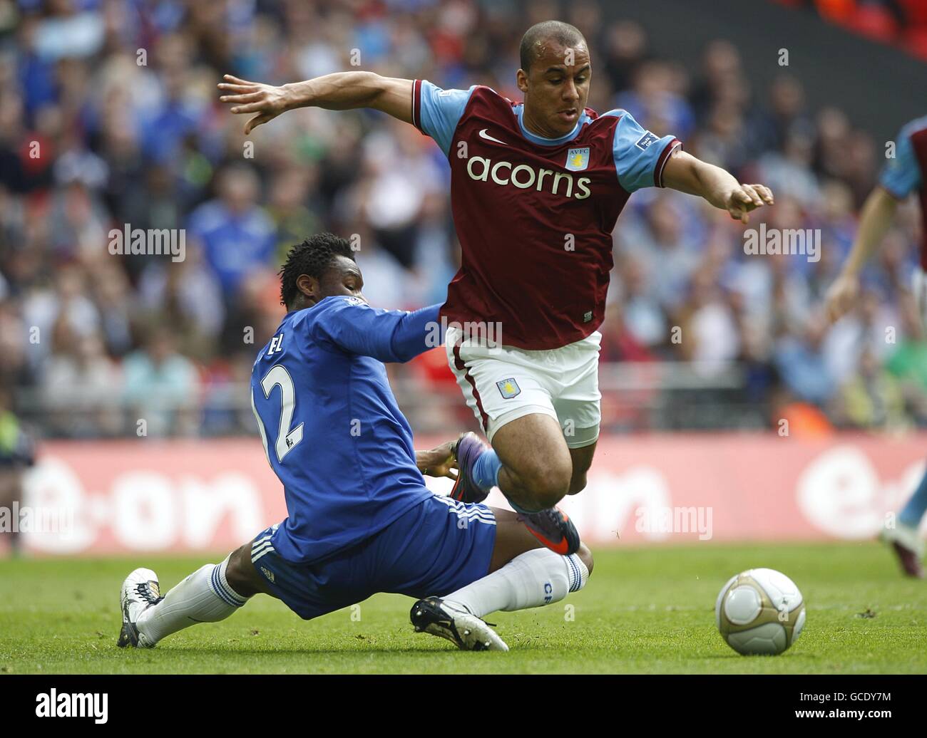 Chelsea's Mikel John Obi (links) fouls Gabriel Agbonlahor der Aston Villa (Rechts) wie sie um den Ball kämpfen Stockfoto