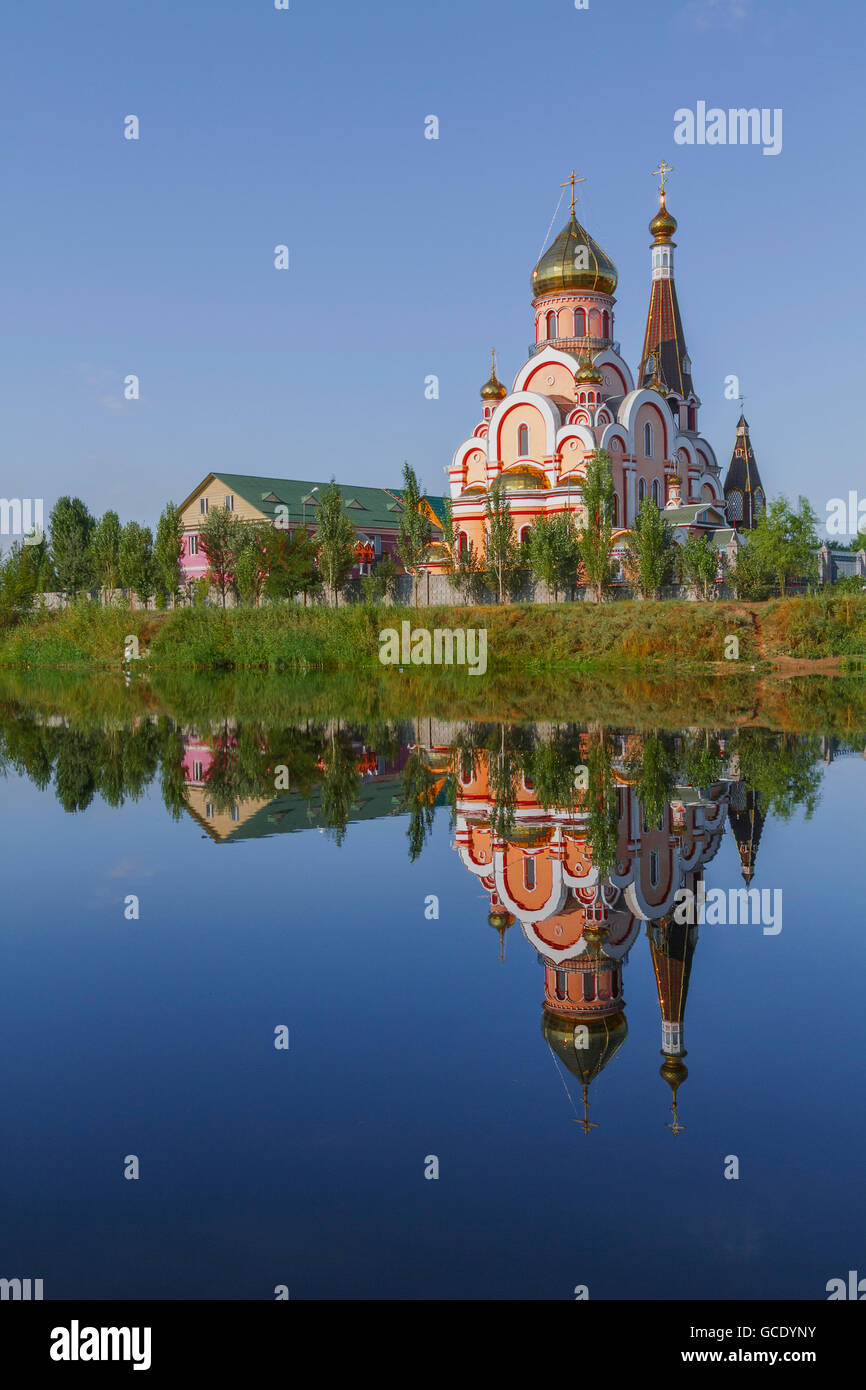 Reflexion einer Kirche in Almaty, Kasachstan. Stockfoto