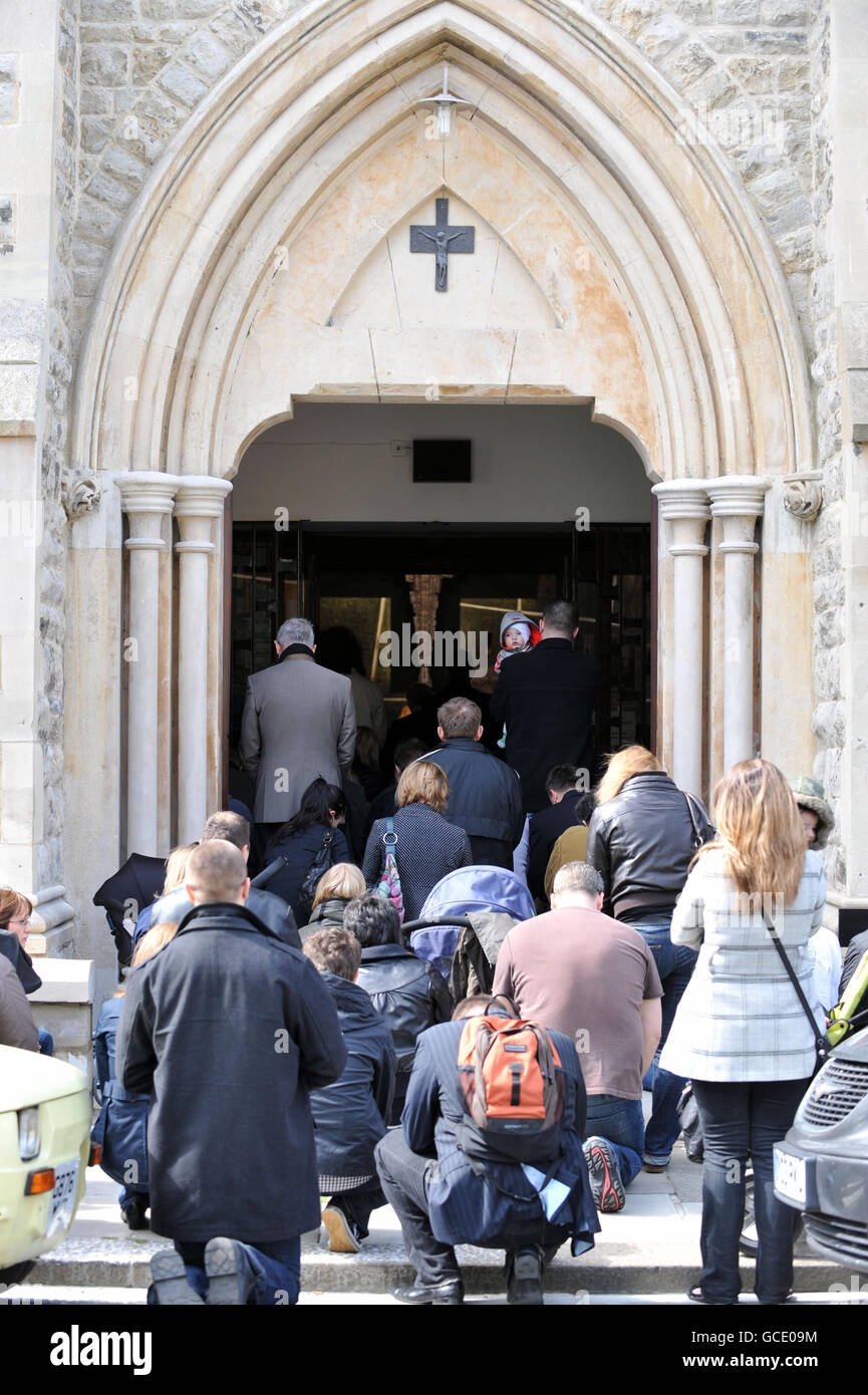 Während einer Messe für den Pfarrer Monsignor Bronislav Gostomski, der bei dem polnischen Flugzeugabsturz stirbt, wird die Gemeinde auf den Bürgersteig vor der RC Polnischen Kirche von St. Andrew Bobola überschüttet. Stockfoto