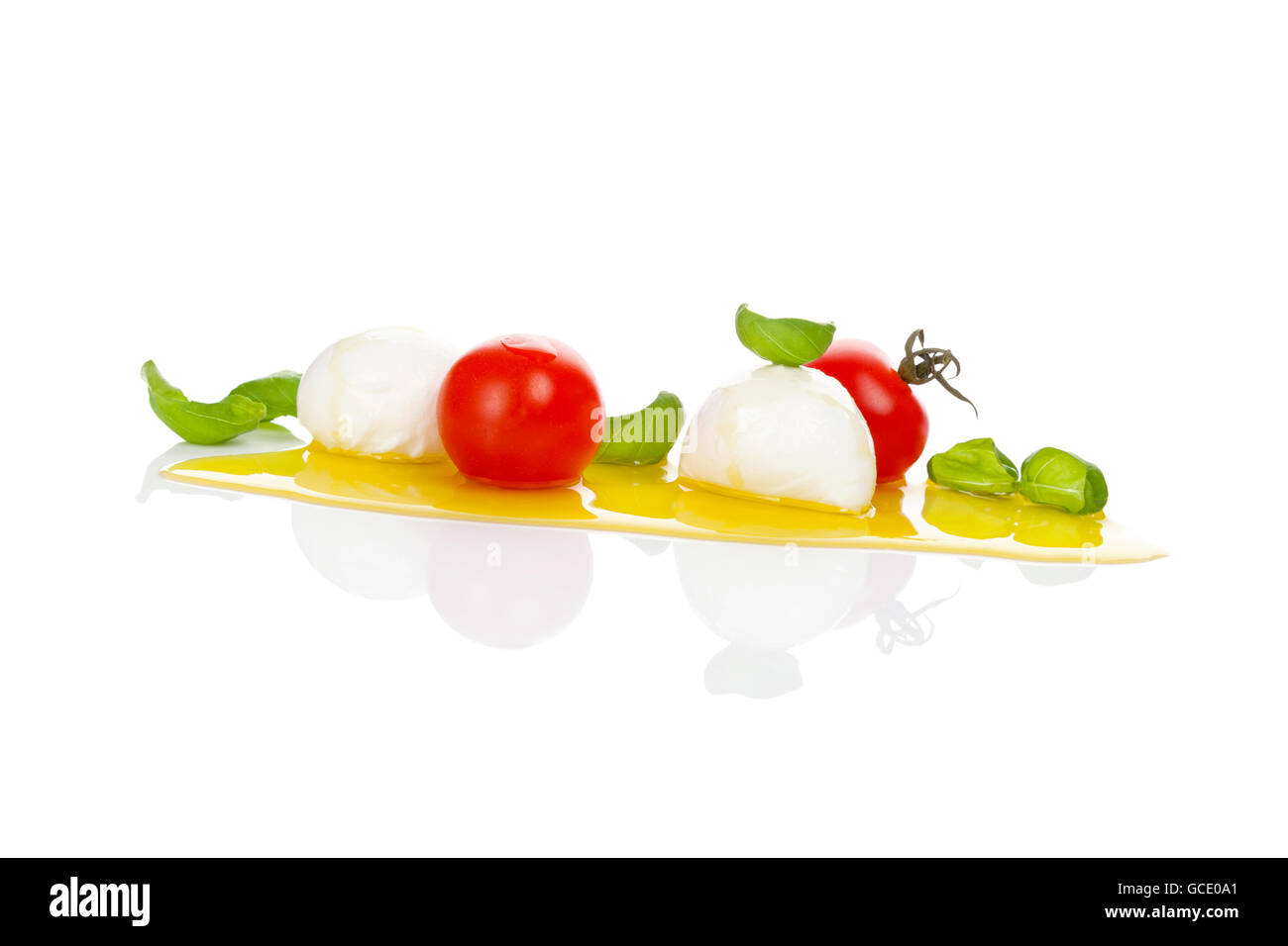 Köstliche frische Caprese. Mozzarella-Käse, frischem Basilikum und Kirschtomaten mit Olivenöl extra vergine. Traditionelle italienische Stockfoto