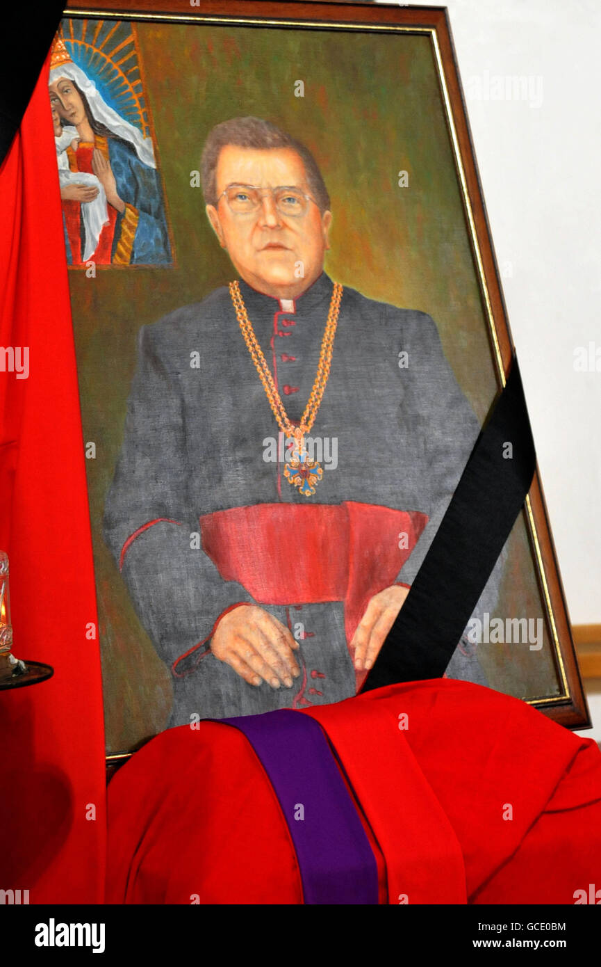 Ein Porträt und Ehrungen auf dem Altar der RC Polnischen Kirche des hl. Andreas Bobola während einer Messe für den Pfarrer Monsignor Bronislav Gostomski, der bei dem polnischen Flugzeugabsturz stirbt. Stockfoto