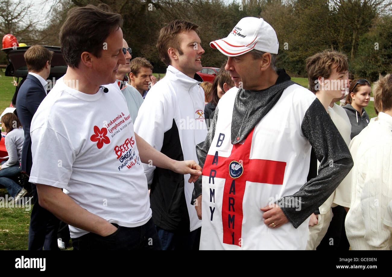 Der konservative Parteichef David Cameron trifft einen Wohltätigkeitsläufer, als er sich Sir Ian Botham bei seinem letzten Wohltätigkeitsspaziergang im Sutton Park, Sutton Coldfield, anschloss. Stockfoto