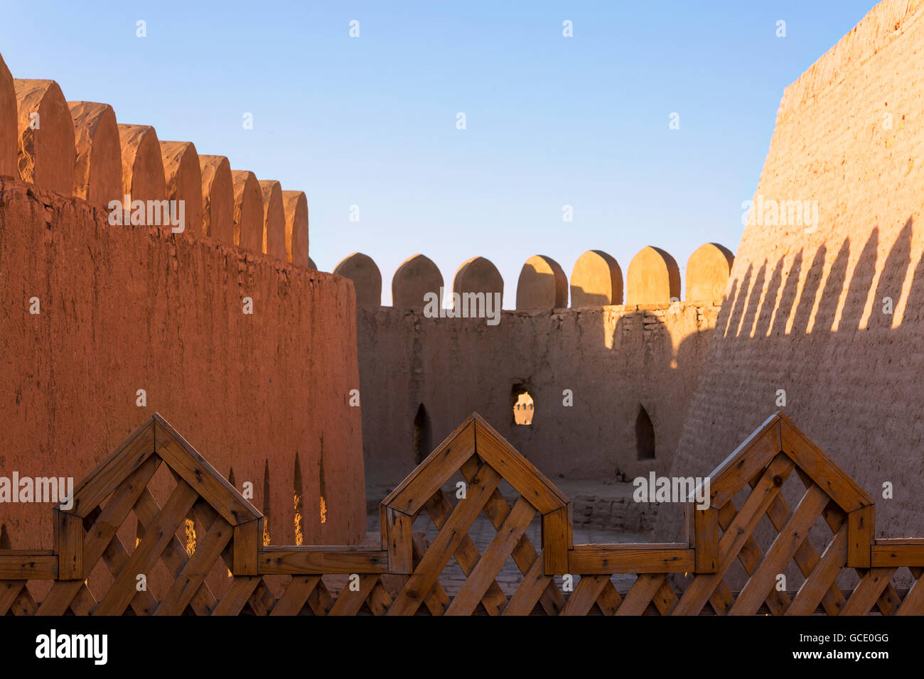 Die Stadtmauer von der antiken Stadt Chiwa in Usbekistan. Stockfoto