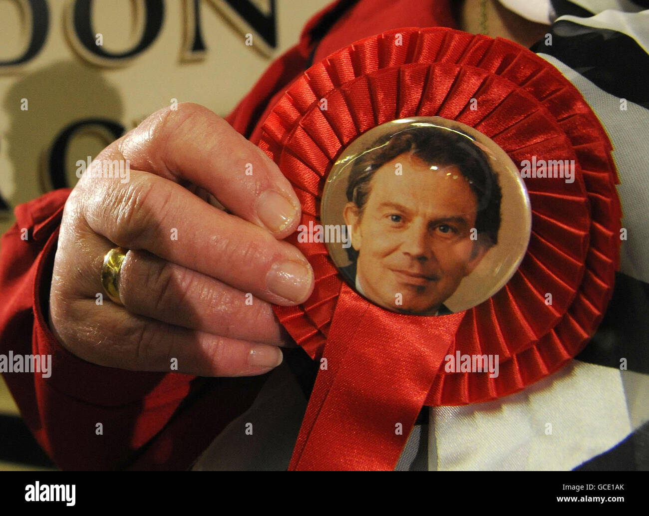 Ein Parteimitglied zeigt ihre Unterstützung für den ehemaligen Premierminister Tony Blair, bevor er sich in einer regionalen Wahlkampfrede an Parteimitglieder im Trimdon Labor Club in Sedgefield, County Durham, wendet. Stockfoto