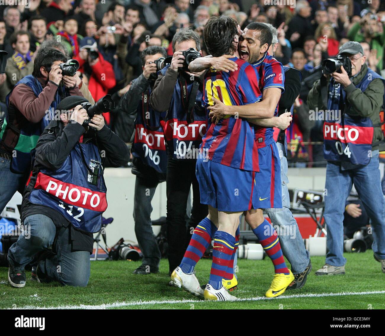 Barcelona Lionel Messi wird von seinem Teamkollegen Daniel gratuliert Alves und schwärmte von Mitgliedern der Medien nach Er punktet seine und seine Seiten zweite Tor der Spiel Stockfoto