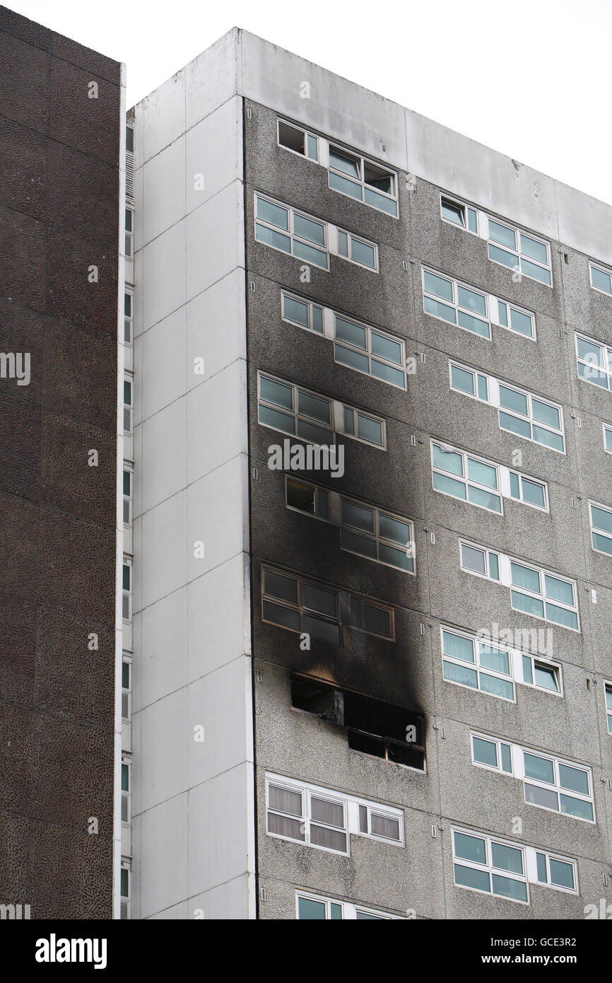 Brandschaden an der Außenseite der Shirley Towers in der Church Street, Southampton, wo zwei Feuerwehrleute bei einem Brand ums Leben kamen. Stockfoto