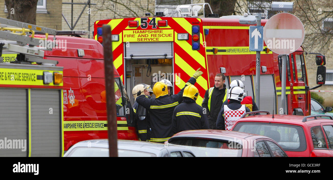 Feuerwehrleute in Shirley Towers in der Church Street, Southampton, wo zwei Feuerwehrleute bei einem Brand ums Leben kamen. Stockfoto