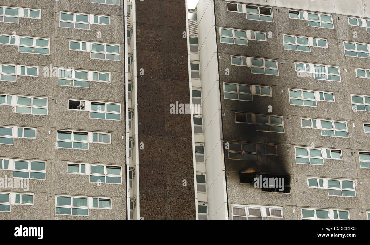 Brandschaden an der Außenseite der Shirley Towers in der Church Street, Southampton, wo zwei Feuerwehrleute bei einem Brand ums Leben kamen. Stockfoto