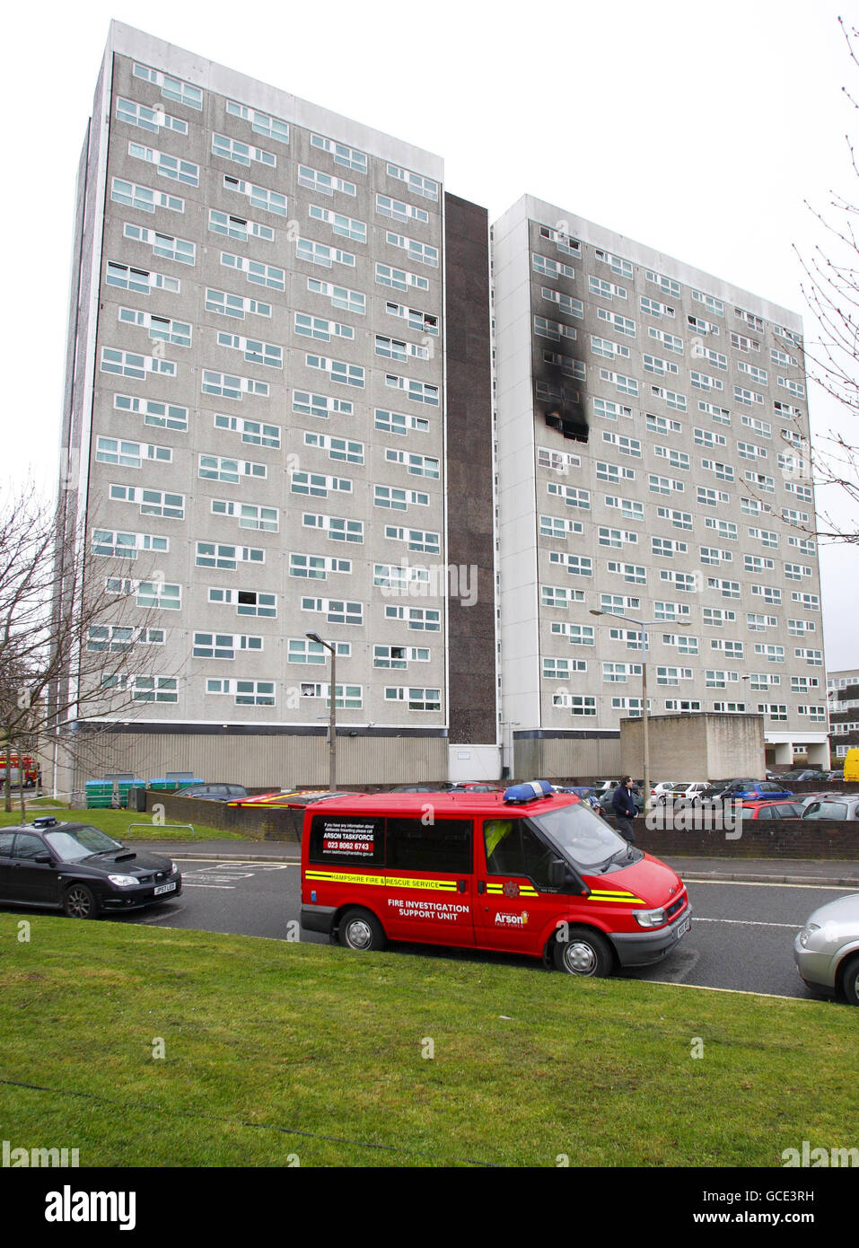 Die Szene in Shirley Towers in der Church Street, Southampton, wo zwei Feuerwehrleute bei einem Brand ums Leben kamen. Stockfoto