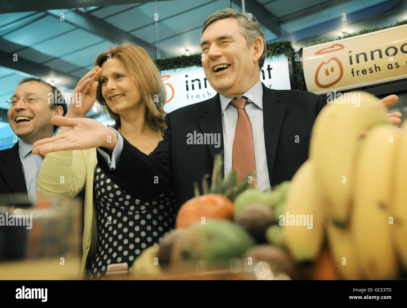 Premierminister Gordon Brown und seine Frau Sarah besuchen heute unschuldige Smoothies im Westen Londons. Stockfoto