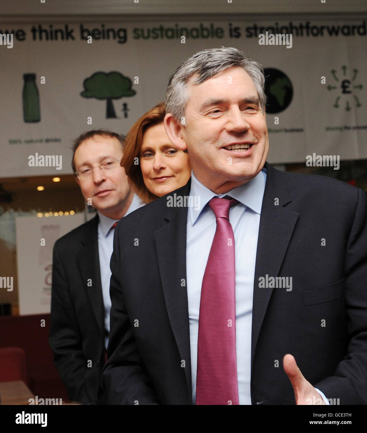 Premierminister Gordon Brown und seine Frau Sarah besuchen heute unschuldige Smoothies im Westen Londons. Stockfoto