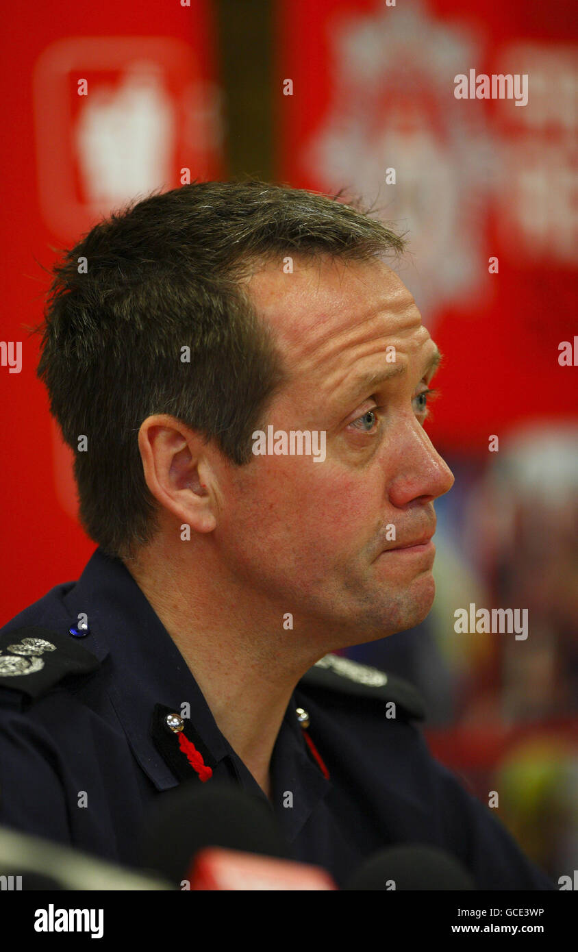 John Bonney, Chief Fire Officer von Hampshire, spricht mit der Presse, nachdem er den Tod der Feuerwehrleute Alan Bannon und James Shears angekündigt hatte, die bei einem Brand in Shirley Towers in der Gegend von Shirley in Southampton über Nacht ums Leben kamen. Stockfoto