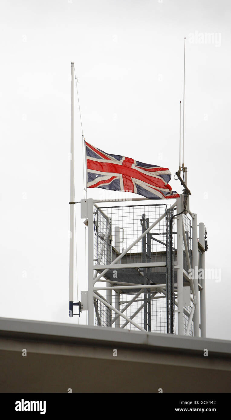 Die Union-Flagge fliegt am Halbmast über der Feuerwache in St. Marys in Southampton, nachdem die auf der Station ansässigen Feuerwehrleute Alan Bannon und James Shears über Nacht bei einem Brand in den Shirley Towers in der Gegend von Shirley getötet wurden. Stockfoto