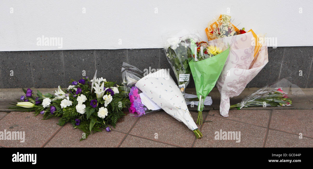 Blumen vor der Feuerwache in St. Marys in Southampton, nachdem die Feuerwehrleute Alan Bannon und James Shears, die auf der Station ihren Sitz hatten, über Nacht bei einem Brand auf den Shirley Towers in der Gegend von Shirley in der Stadt getötet wurden. Stockfoto