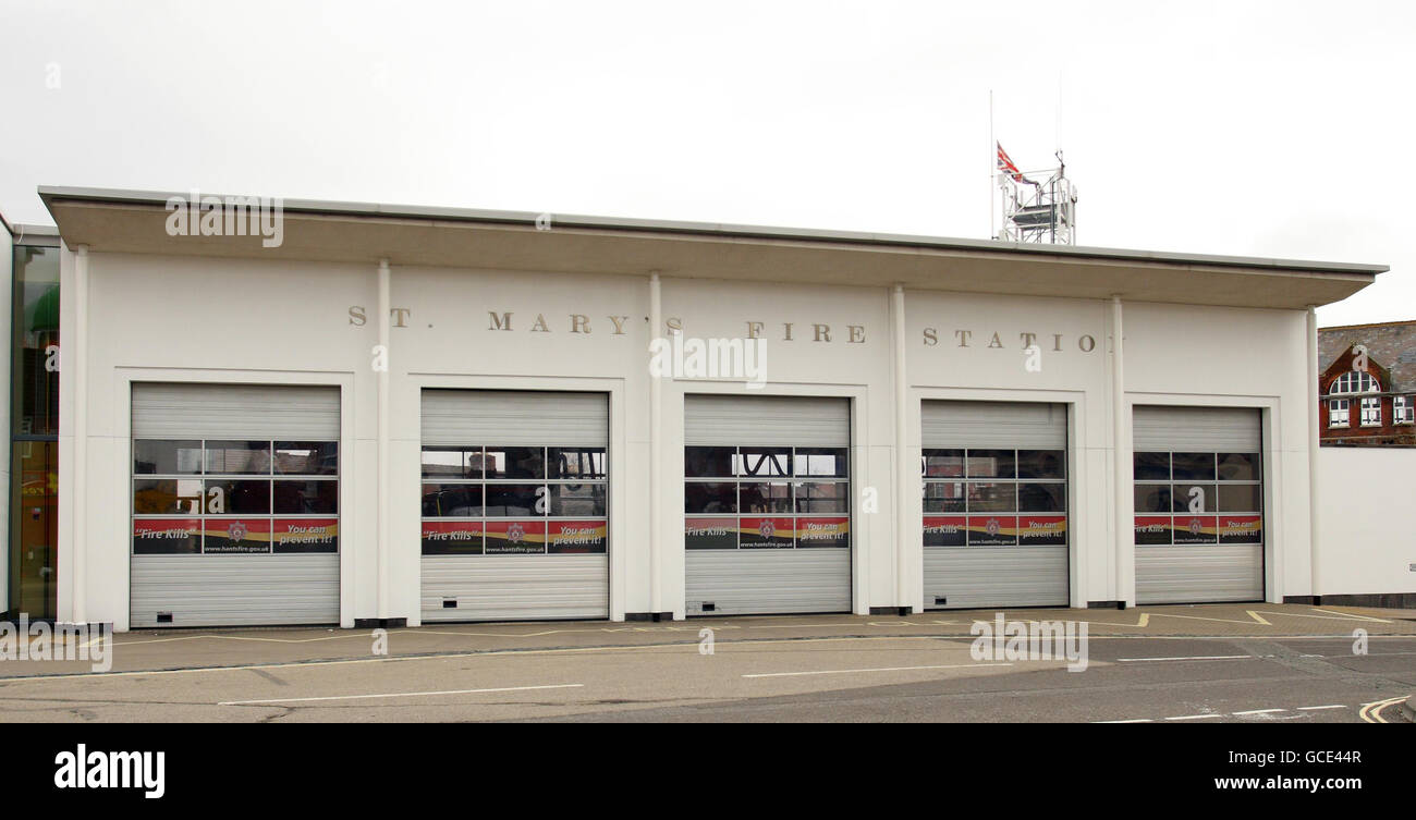 Die Union-Flagge fliegt am Halbmast über der Feuerwache in St. Marys in Southampton, nachdem die auf der Station ansässigen Feuerwehrleute Alan Bannon und James Shears über Nacht bei einem Brand in den Shirley Towers in der Gegend von Shirley getötet wurden. Stockfoto