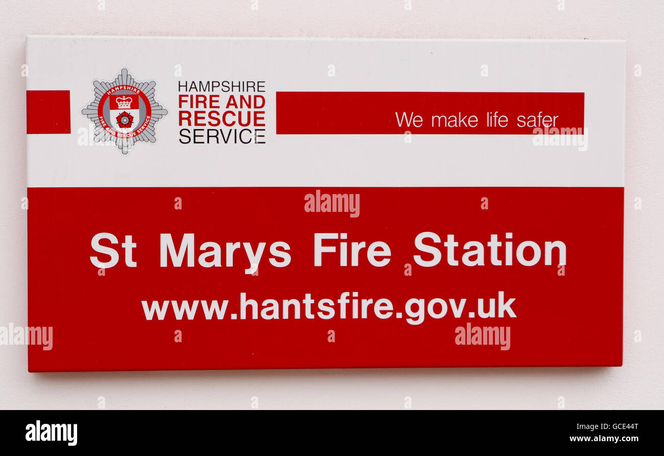 Allgemeine Ansicht der Feuerwache in St. Marys in Southampton, nachdem die auf der Station ansässigen Feuerwehrleute Alan Bannon und James Shears über Nacht bei einem Brand auf Shirley Towers in der Gegend von Shirley in der Stadt getötet wurden. Stockfoto