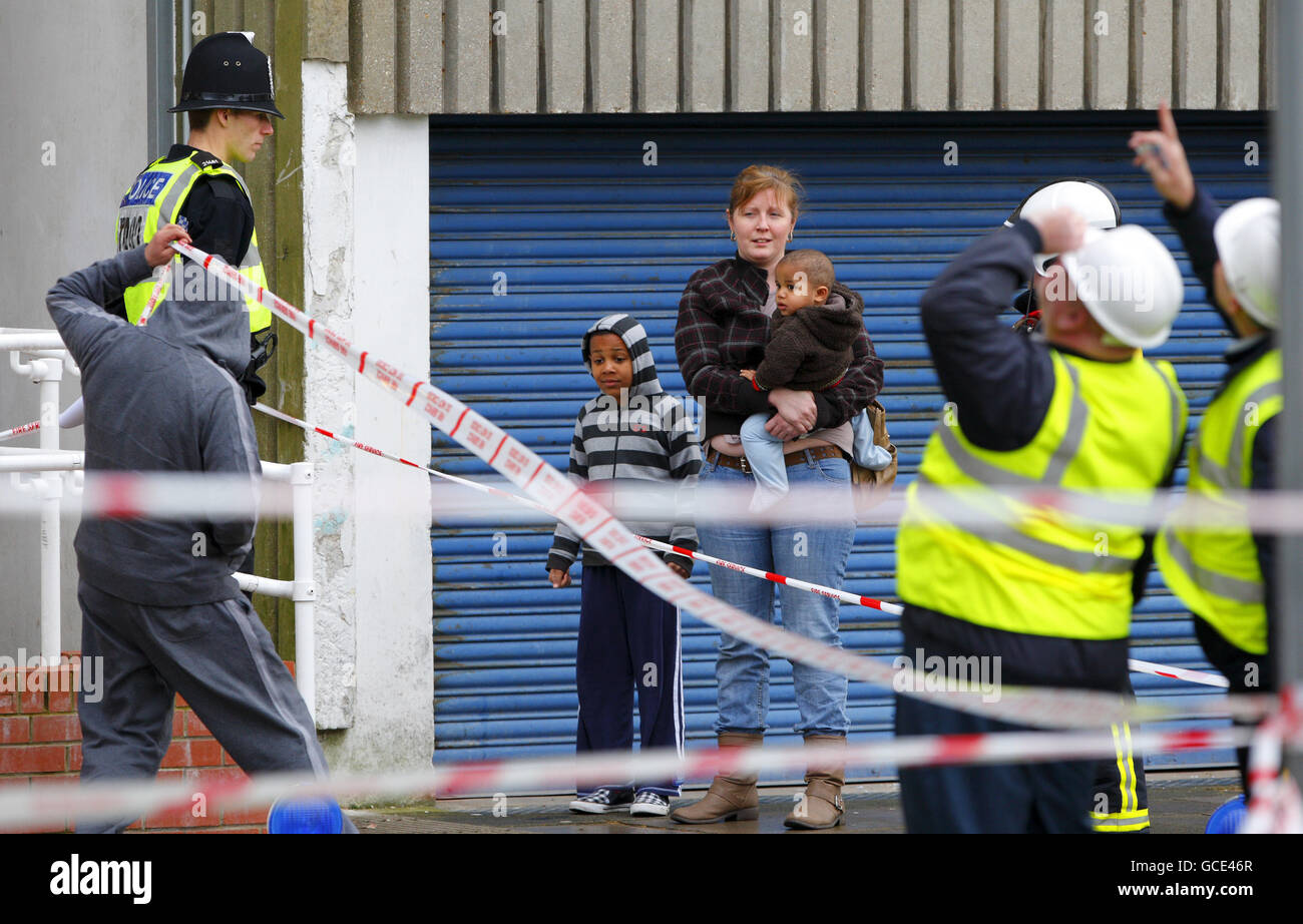 Eine Familie versucht, in ihre Wohnung in Shirley Towers in der Gegend von Shirley in Southampton zurückzukehren, nachdem zwei Feuerwehrleute bei einem Brand über Nacht im neunten Stock des Wohnblocks getötet und zwei verletzt wurden. Stockfoto