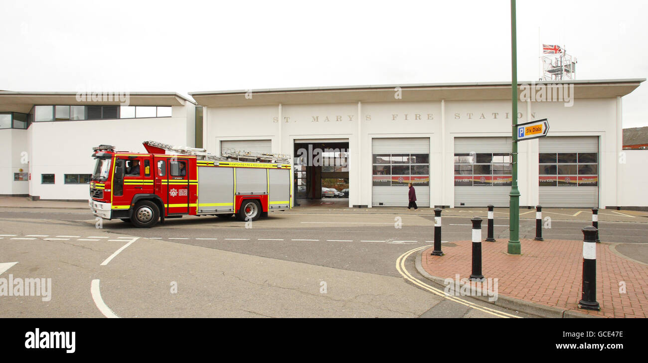 Die Union-Flagge fliegt am Halbmast über der Feuerwache in St. Marys in Southampton, nachdem die auf der Station ansässigen Feuerwehrleute Alan Bannon und James Shears über Nacht bei einem Brand in den Shirley Towers in der Gegend von Shirley getötet wurden. Stockfoto