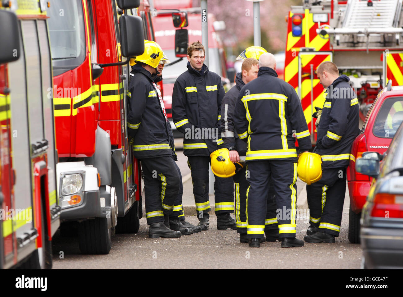 Feuerwehrleute in Shirley Towers in Southampton, nachdem die Feuerwehrleute Alan Bannon und James Shears dort über Nacht bei einem Brand getötet wurden. Stockfoto