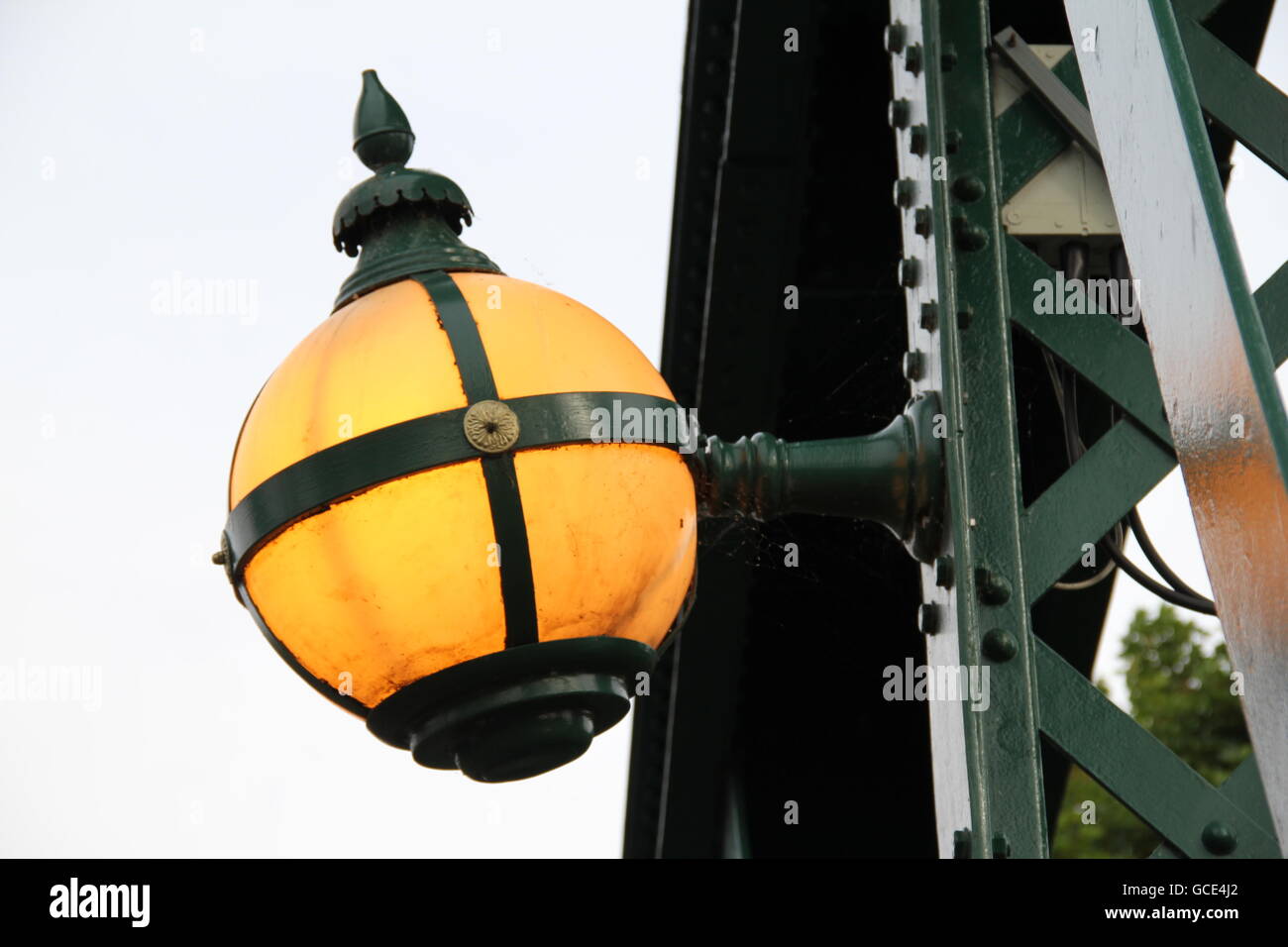 Ein Licht auf die Brücke. Stockfoto