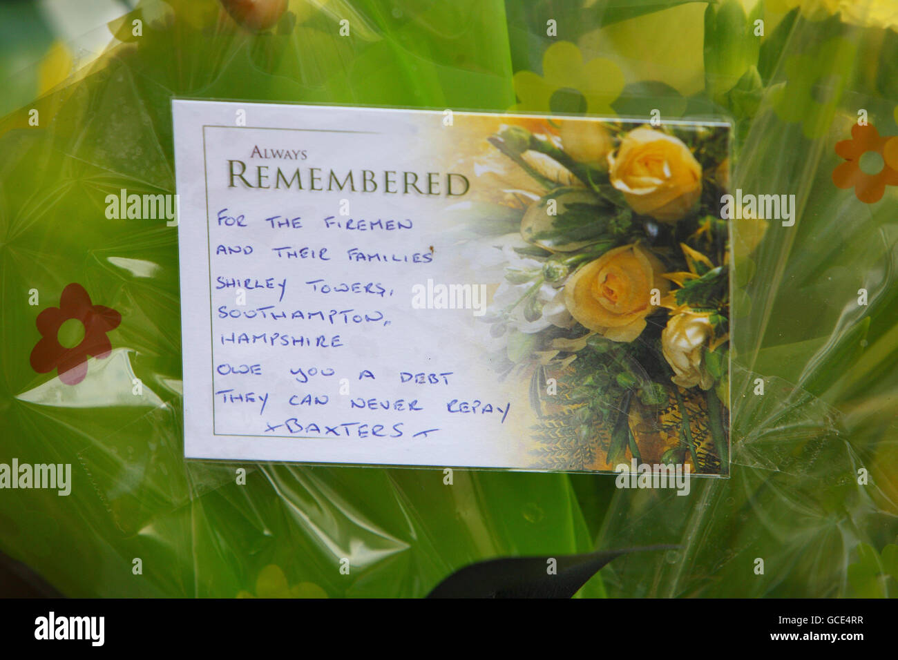 Eine Notiz an Blumen am Fuße der Shirley Towers in Southampton, nachdem die Feuerwehrleute Alan Bannon und James Shears bei einem Brand auf dem Wohnblock in der Gegend von Shirley über Nacht getötet wurden. Stockfoto