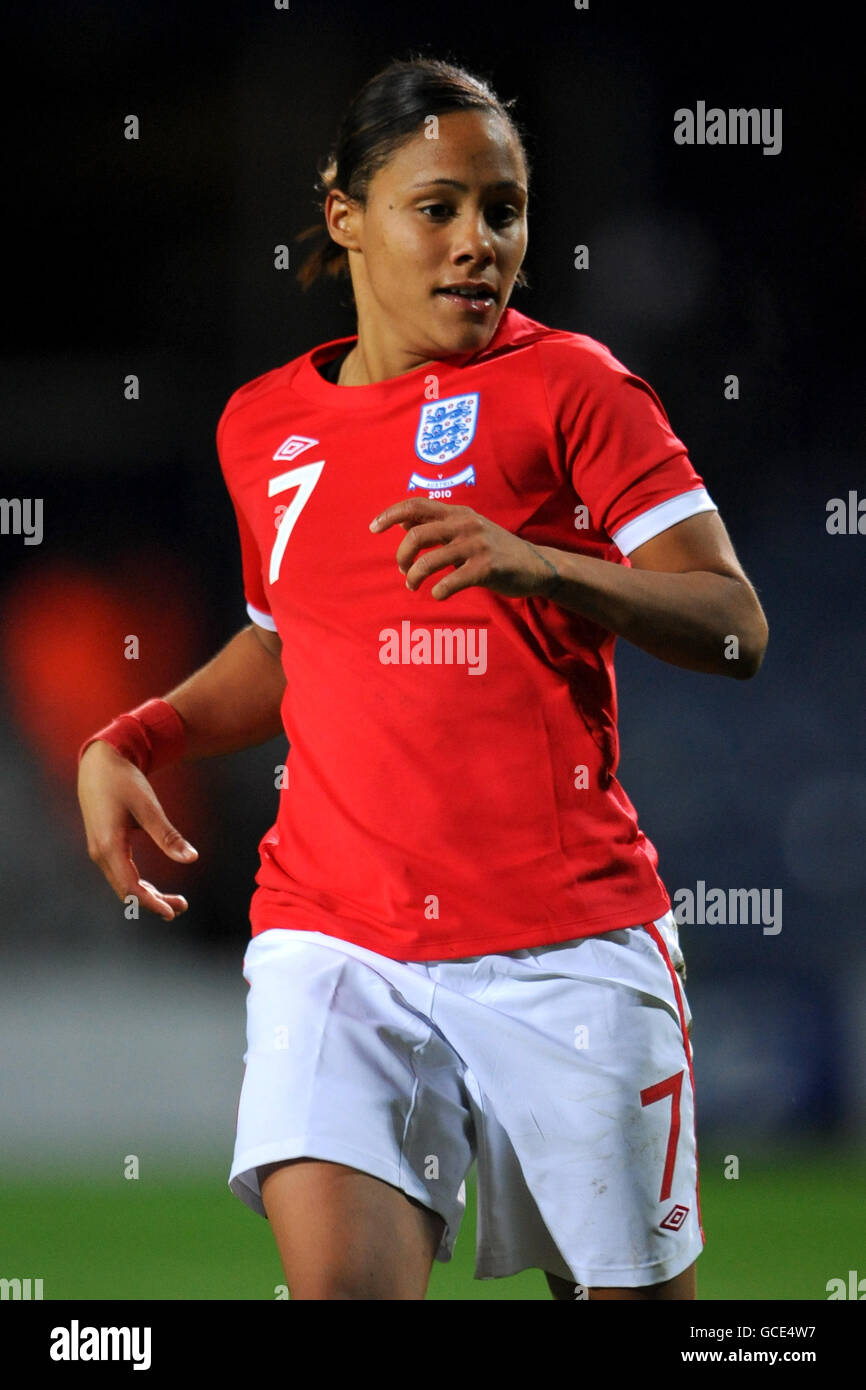 Fußball - FIFA Frauen-Weltmeisterschaft 2011 - Gruppe fünf - England gegen Österreich - Loftus Road. Alex Scott, England Stockfoto