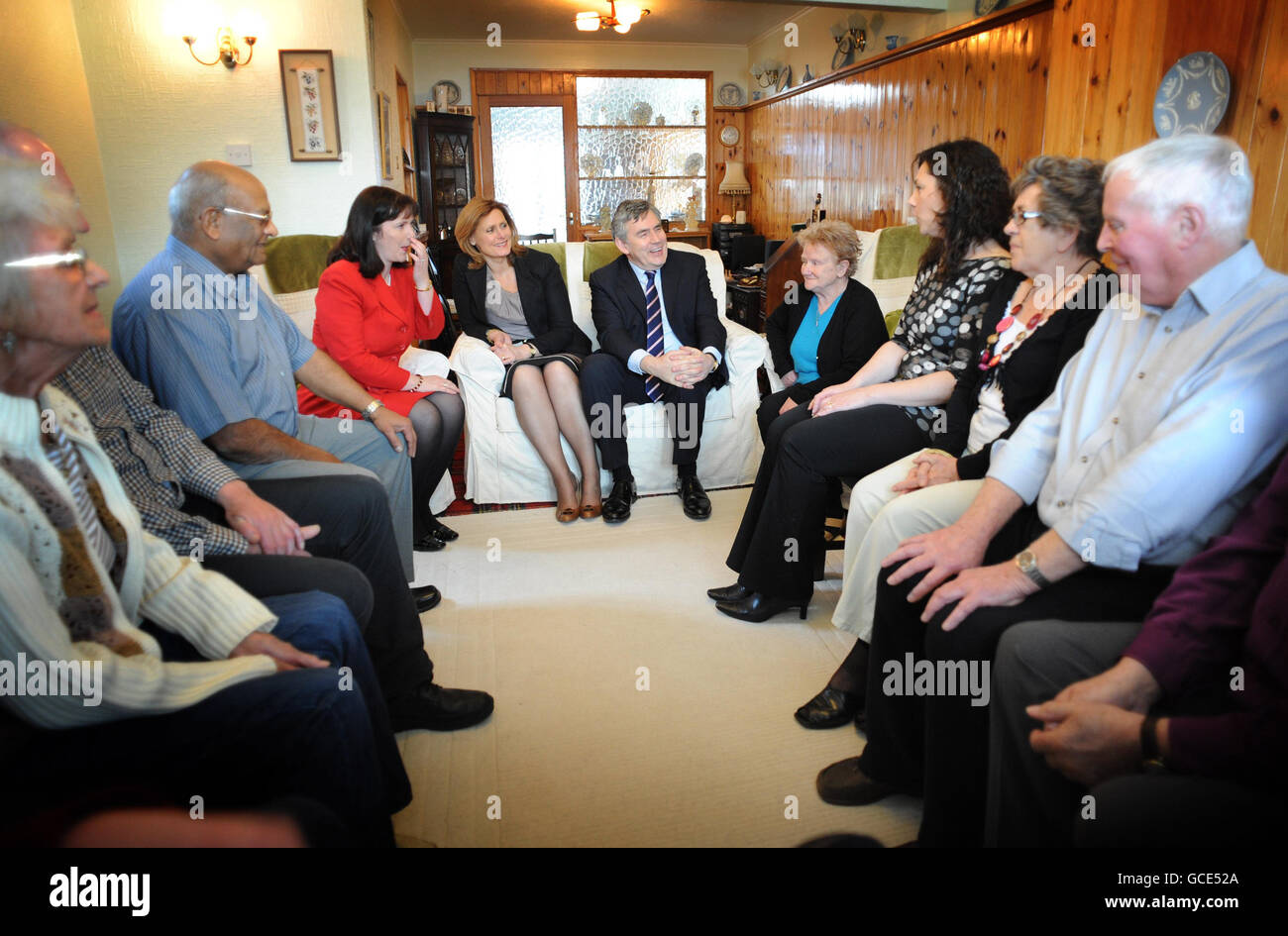 Premierminister Gordon Brown und seine Frau Sarah werden in das Haus der 80-jährigen Isobel Jordan eingeladen, wo sie sich heute am ersten Tag seiner Wahltour mit ihrer Familie und lokalen Mitgliedern der Labour Party in Watford, Hertfordshire, trafen. Stockfoto