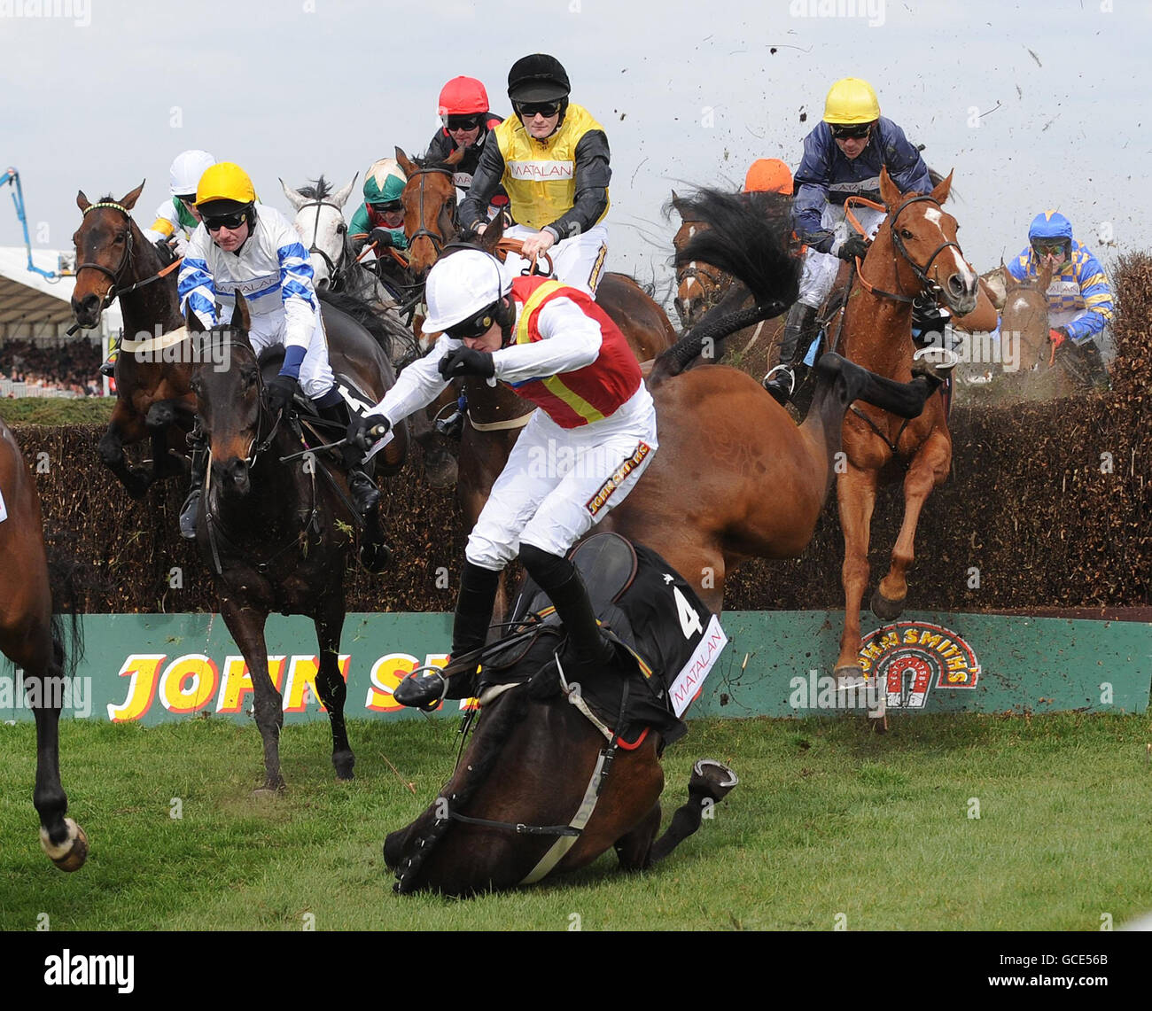 Khachaturian von Jason Maguire geritten fällt während der matalan.co.uk Mildmay Novizen Kirchturm Chase am Ladies Day des Grand National Meeting auf Aintree Racecourse, Liverpool. Stockfoto