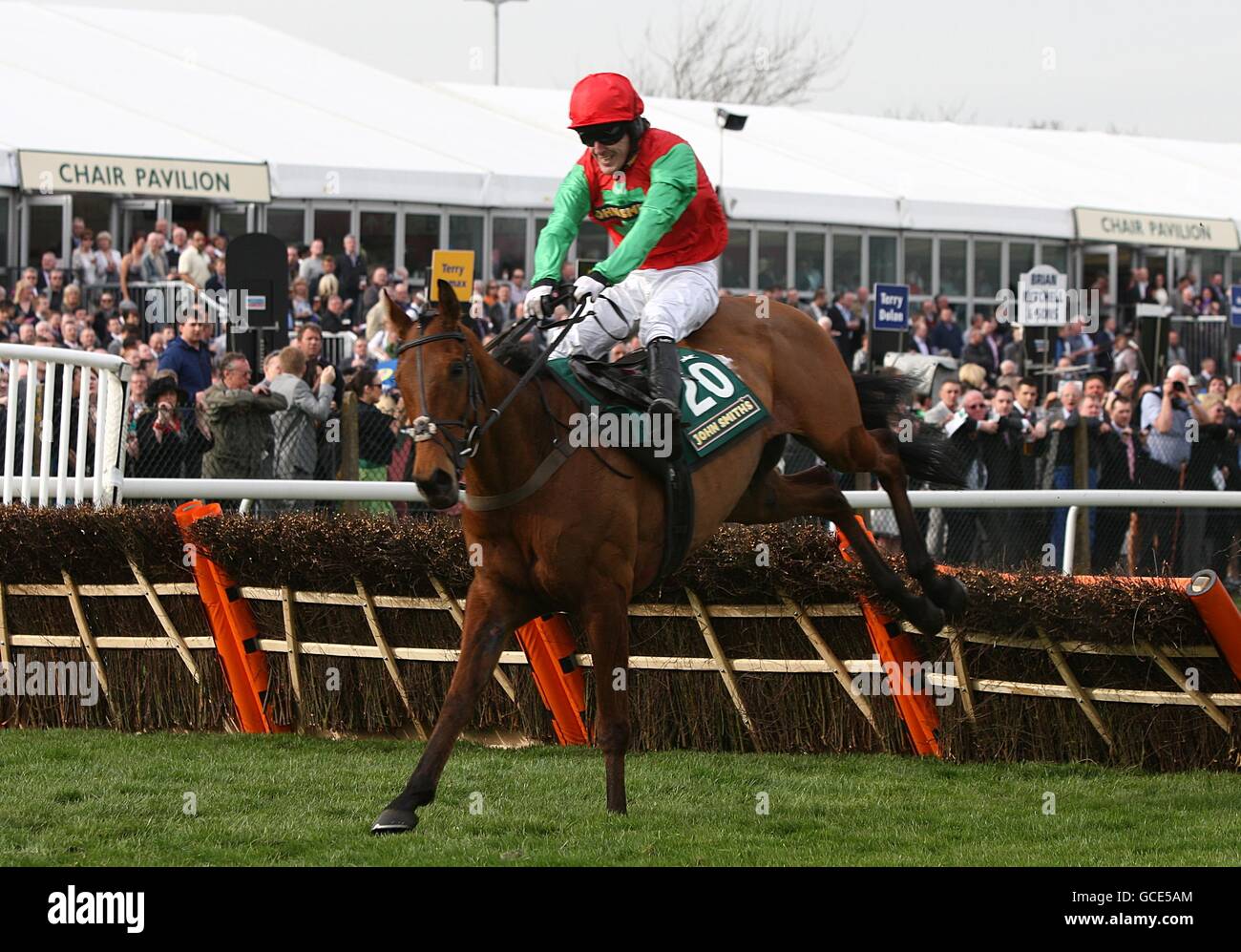 Pferderennen - 2010 John Smith's Grand National - Tag zwei - Aintree Racecourse. Ringarosen, die von dem Jockey Tony McCoy auf dem Weg zum Sieg in der Handicap-Hürde von John Smith im Jahr smithythehorse.com geritten wurden Stockfoto