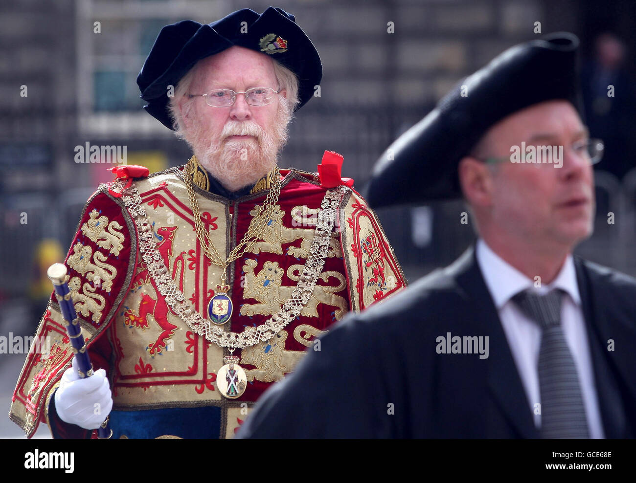 David Sellar, der Lord Lyon King of Arms, pariert die High Street von Edinburgh entlang, um offiziell die Auflösung des parlaments zu markieren. Stockfoto