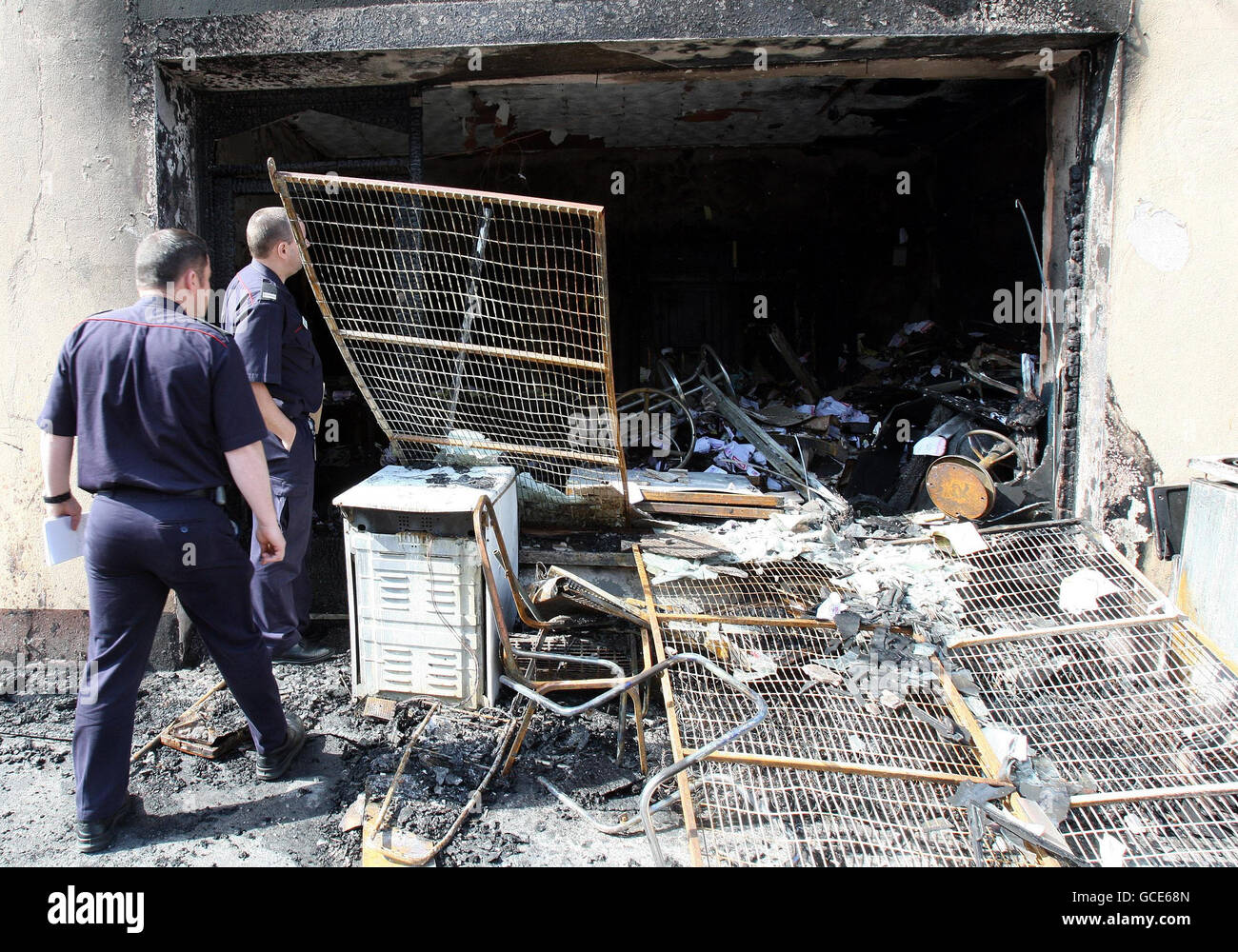 Feuerwehrleute am Brandort in Newry Co Down nach einem Brandanschlag, bei dem 10 Ausländer aus dem brennenden Wohnblock in Co Down gerettet wurden, der als mutmaßliches Hassverbrechen behandelt wird. Stockfoto