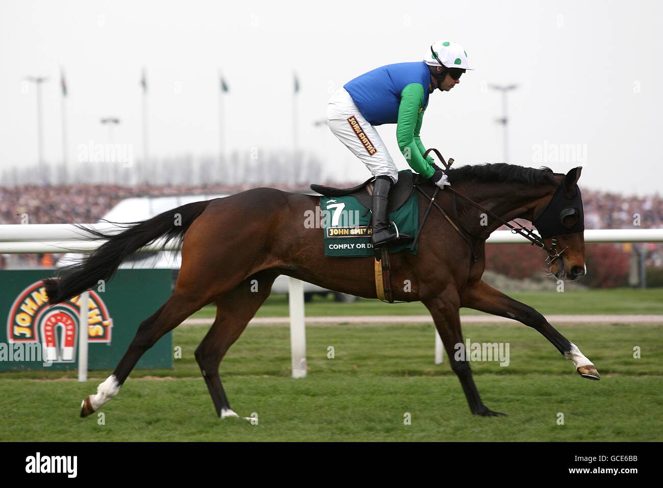 Pferderennen - 2010 John Smith's Grand National - Tag drei - Aintree Racecourse. Palypso De Creek, gefahren von Tom Siddall, geht auf den Posten Stockfoto