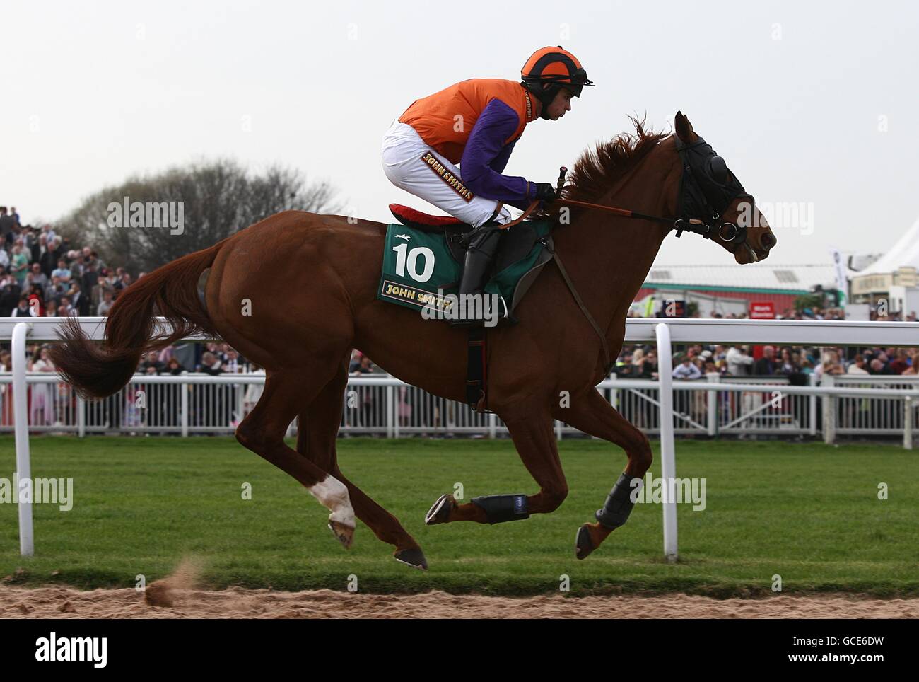 Alderluck, geritten von Jockey Liam Treadwell, der vor poste Zur Handicap-Hürde von John Smith smithythehorse.com Stockfoto