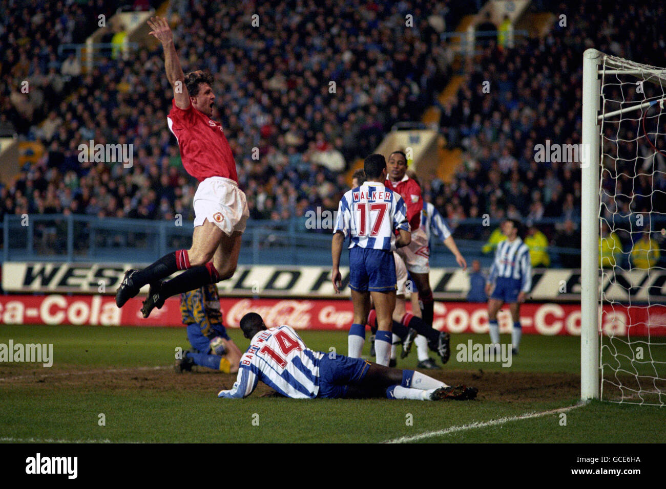 Fußball - Coca Cola League Cup - Halbfinale zweite Etappe - Sheffield Mittwoch gegen Manchester United. Mark Hughes von Manchester United feiert das Eröffnungstreffer, erzielt von Brian McClair (c, versteckt) Stockfoto