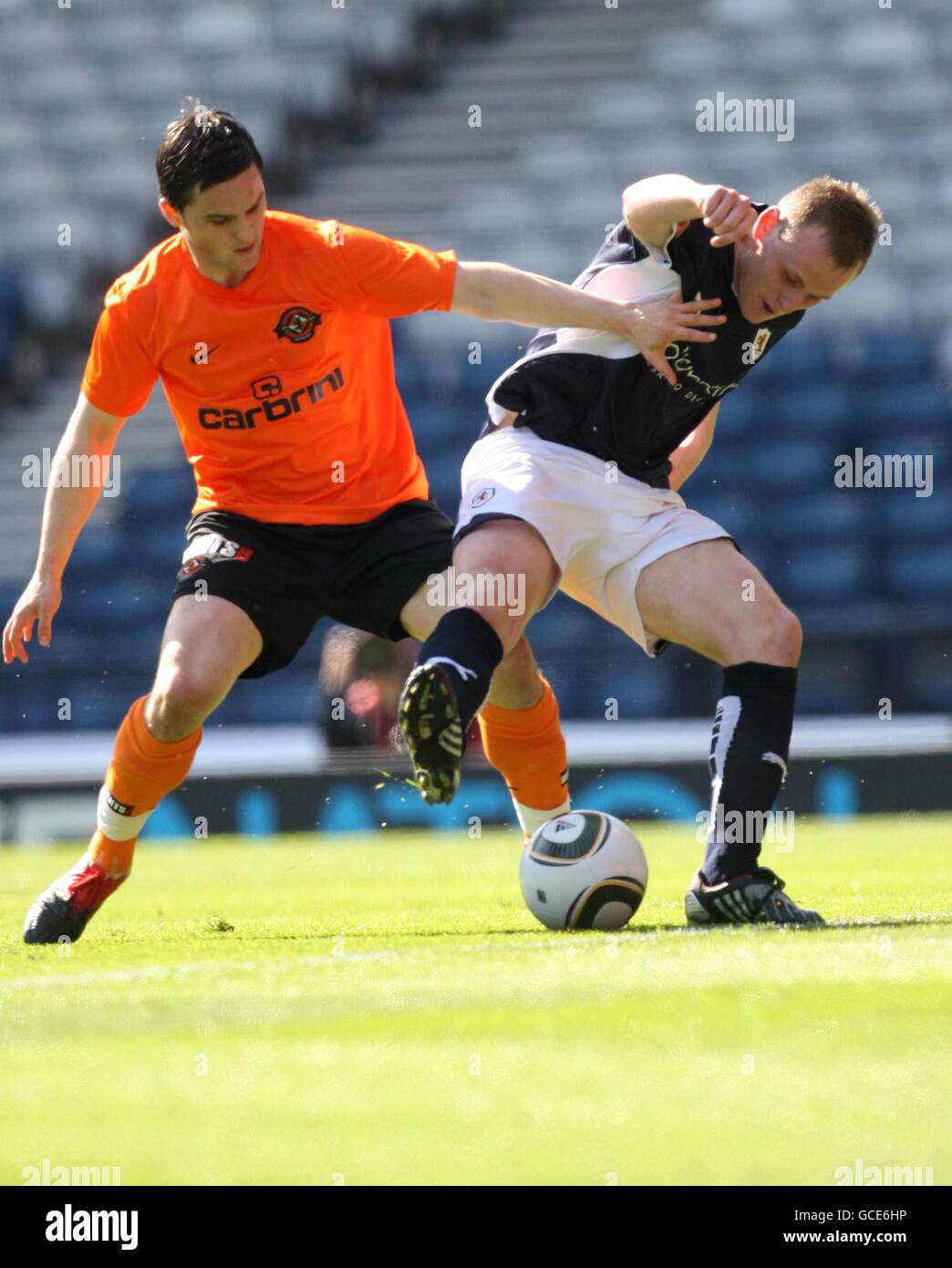 Craig Conway von Dundee United (links) und Jamie Mole von Raith Rover während des Scottish Cup, Halbfinale im Hampden Park, Glasgow. PRESSEVERBAND Foto Datum: Sonntag, 11. April 2010. Siehe PA Story SOCCER Dundee Utd. Bildnachweis sollte lauten: Lynne Cameron/PA Wire. Stockfoto