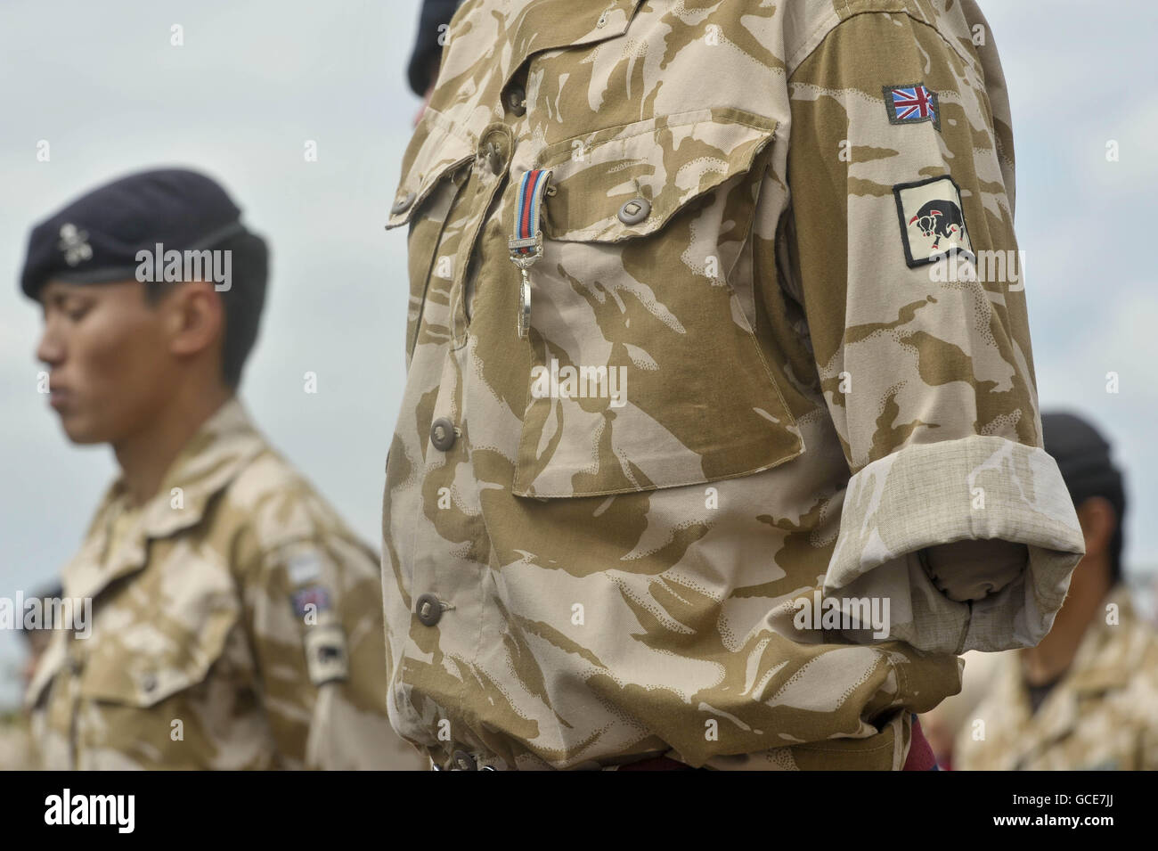 Lord Lieutenant Tim Stevenson überreicht Royal Engineer Sapper Ryan Seary, der seinen linken Arm und sein linkes Bein verloren hat, die Afghanistan Campaign Medal vor dem Didcot Civic Center nach einem marsch durch die Straßen von Didcot, Oxfordshire, wo Tausende von Menschen die Soldaten unterstützten. Stockfoto