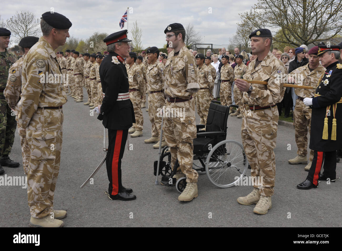 Lord Lieutenant Tim Stevenson überreicht Royal Engineer Sapper Ryan Seary, der seinen linken Arm und sein linkes Bein verloren hat, die Afghanistan Campaign Medal vor dem Didcot Civic Center nach einem marsch durch die Straßen von Didcot, Oxfordshire, wo Tausende von Menschen die Soldaten unterstützten. Stockfoto