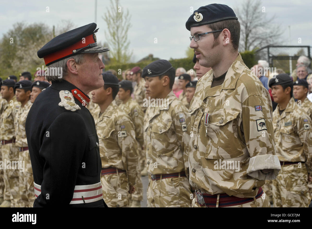 Lord Lieutenant Tim Stevenson überreicht Royal Engineer Sapper Ryan Seary, der seinen linken Arm und sein linkes Bein verloren hat, die Afghanistan Campaign Medal vor dem Didcot Civic Center nach einem marsch durch die Straßen von Didcot, Oxfordshire, wo Tausende von Menschen die Soldaten unterstützten. Stockfoto